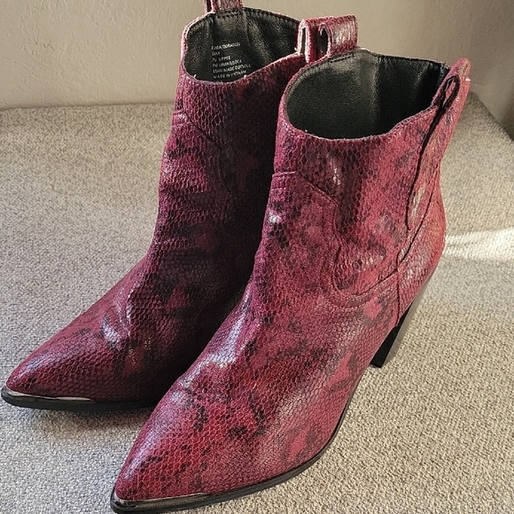 Steve Madden Red Ankle Booties with Snakeskin Texture - Picture 1 of 8
